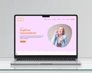 Kupla Socialin nettisivujen aloitusnäkymä mallinnettuna läppärille. Kuvassa on lyhyt esittelyteksti Kuplasta sekä yrittäjän Saara Närän kuva.