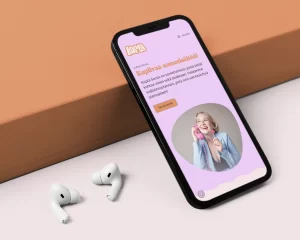 Kupla Socialin nettisivujen aloitusnäkymä mallinnettuna mobiililaitteelle. Kuvassa on lyhyt esittelyteksti Kuplasta sekä yrittäjän Saara Närän kuva.